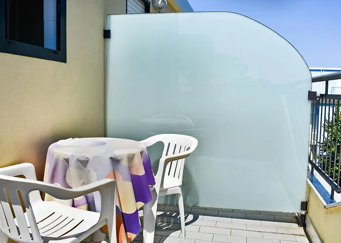 Dear Hotel